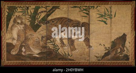 Löwen und Tiger in Peony und Bambus, 1668. Yamaguchi Sekkei (Japanisch, 1644-1732). Einer von zwei sechs-Panel-Faltschirmen; Tinte und Farbe auf vergoldetem Papier; Bild: 149 x 330 cm (58 11/16 x 129 15/16 Zoll). Sekkei lebte und studierte Malerei in Kyoto im Kano-Schulstudio, dem Zentrum der traditionellen Malerei in Japan seit 1500. Die Verwendung von Goldfolie als Kulisse für die herumtollen Tiere diente sowohl einer praktischen als auch einer dekorativen Funktion. Da traditionelle japanische Zimmer keine Fenster hatten, kam die Innenbeleuchtung von tragbaren Öllampen und Wachskerzen, deren Wirkung magnifie war Stockfoto