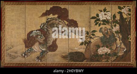 Löwen und Tiger in Peony und Bambus, 1668. Yamaguchi Sekkei (Japanisch, 1644-1732). Einer von zwei sechs-Panel-Faltschirmen; Tinte und Farbe auf vergoldetem Papier; Bild: 149 x 330 cm (58 11/16 x 129 15/16 Zoll). Sekkei lebte und studierte Malerei in Kyoto im Kano-Schulstudio, dem Zentrum der traditionellen Malerei in Japan seit 1500. Die Verwendung von Goldfolie als Kulisse für die herumtollen Tiere diente sowohl einer praktischen als auch einer dekorativen Funktion. Da traditionelle japanische Zimmer keine Fenster hatten, kam die Innenbeleuchtung von tragbaren Öllampen und Wachskerzen, deren Wirkung magnifie war Stockfoto