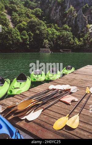 Blick auf den See in der Matka-Schlucht in der Nähe von Skopje, Republik Nordmakedonien im Sommer. Boot auf dem See, Kajaks in der Nähe des Docks Stockfoto