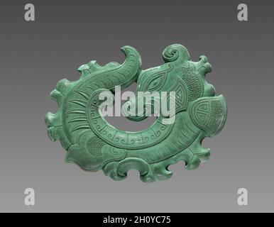 Schachtel mit Tintenkuchen: Grüner Tintenkuchen in Form eines gewickelten Drachen, 1795-1820. China, Qing-Dynastie (1644-1911), Jiaqing Regierungszeit (1795-1820). Tintenkuchen; Karton: 26.4 x 19.1 cm (10 3/8 x 7 1/2 Zoll); Deckel: 26.5 x 19.2 cm (10 7/16 x 7 9/16 Zoll). Stockfoto