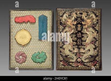 Schachtel mit Tintenkuchen, 1795-1820. China, Qing-Dynastie (1644-1911), Jiaqing Regierungszeit (1795-1820). Schachtel mit Lack und Seide; Gehäuse: 26.4 x 19.1 cm (10 3/8 x 7 1/2 Zoll); Deckel: 26.5 x 19.2 cm (10 7/16 x 7 9/16 Zoll). Stockfoto