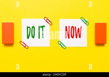 Textunterschrift mit „Jetzt machen“. Geschäftsansatz Zögern Sie nicht und beginnen Sie sofort mit der Arbeit oder dem Handeln kritischer Gedanken, um Hinweise zu finden Stockfoto