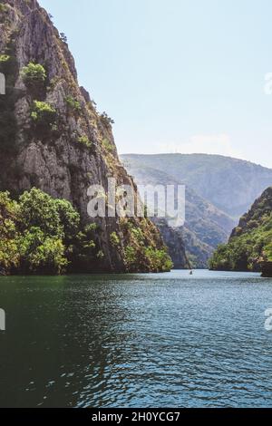 Blick auf den See in der Matka-Schlucht in der Nähe von Skopje, Republik Nordmakedonien. Kajak auf dem See Stockfoto