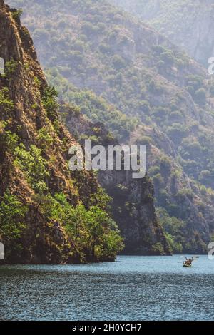 Blick auf den See in der Matka-Schlucht in der Nähe von Skopje, Republik Nordmakedonien. Kajak auf dem See Stockfoto
