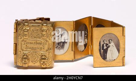 Somebody's Luggage (Miniature Wedding Album von Tom Thumb und Lavinia Warren), c. 1863. Mathew Brady (Amerikaner, 1823-1896). Messinglocket mit 12 Miniatur-Albumabzügen; insgesamt 2.7 x 2 x 1 cm (1 1/16 x 13/16 x 3/8 Zoll); jeweils 2.3 x 2 cm (7/8 x 13/16 Zoll). Dieses luxuriöse kommerzielle Souvenir erinnert an die Hochzeit von „General“ Tom Thumb (Charles Sherwood Stratton) und Lavinia Warren, Interpreten im American Museum von P. T. Barnum. Daumen war so eine Berühmtheit, dass die Hochzeit den Bürgerkrieg tagelang von den Titelseiten der Zeitungen schob. Kartes-de-Visite der Hochzeit in der Tausendstel verkauft Stockfoto