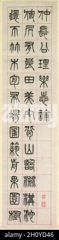 Über Glück, Kalligraphie in Seal Script Style (zhuanshu), 1871. Yang Yisun (Chinesisch, 1813-1881). Hängende Schriftrolle, Tinte auf Papier; insgesamt 132.7 x 32.3 cm (52 1/4 x 12 11/16 Zoll). Yang Yisun transkribierte diesen alten Text auf sechs schmale Rollen, beginnend oben rechts und endend unten links. Yang betont die historische Natur des Textes, indem er den Stil der Robbenschrift verwendet, der auf steinernen Stelen und bronzenen Gefäßen zu finden ist. On Happiness zeigt Reflexionen eines Gelehrten über ein gemächliches Leben auf dem Land, komponiert vom Han-Dynastie-Beamten Zhongchang Tong, der im Jahr des Zusammenbruchs der Han-Dynastie starb (AD Stockfoto