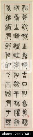 Über Glück, Kalligraphie in Seal Script Style (zhuanshu), 1871. Yang Yisun (Chinesisch, 1813-1881). Hängender Buschschmink, Tinte auf Papier; insgesamt 132.7 x 32.3 cm (52 1/4 x 12 11/16 Zoll). Yang Yisun transkribierte diesen alten Text auf sechs schmale Rollen, beginnend oben rechts und endend unten links. Yang betont die historische Natur des Textes, indem er den Stil der Robbenschrift verwendet, der auf steinernen Stelen und bronzenen Gefäßen zu finden ist. On Happiness zeigt Reflexionen eines Gelehrten über ein gemächliches Leben auf dem Land, komponiert vom Han-Dynastie-Beamten Zhongchang Tong, der im Jahr des Zusammenbruchs der Han-Dynastie starb (AD Stockfoto