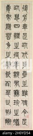 Über Glück, Kalligraphie in Seal Script Style (zhuanshu), 1871. Yang Yisun (Chinesisch, 1813-1881). Hängende Schriftrolle, Tinte auf Papier; insgesamt 132.7 x 32.3 cm (52 1/4 x 12 11/16 Zoll). Yang Yisun transkribierte diesen alten Text auf sechs schmale Rollen, beginnend oben rechts und endend unten links. Yang betont die historische Natur des Textes, indem er den Stil der Robbenschrift verwendet, der auf steinernen Stelen und bronzenen Gefäßen zu finden ist. On Happiness zeigt Reflexionen eines Gelehrten über ein gemächliches Leben auf dem Land, komponiert vom Han-Dynastie-Beamten Zhongchang Tong, der im Jahr des Zusammenbruchs der Han-Dynastie starb (AD Stockfoto