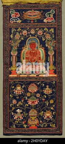 Thangka mit dem Siebten Bodhisattva, 1368–1424. China, Ming-Dynastie (1368-1644). Stickerei, Seide und Goldfaden auf seidenmattem Boden; insgesamt: 43.8 x 19.5 cm (17 1/4 x 7 11/16 Zoll); montiert: 56.8 x 31.8 cm (22 3/8 x 12 1/2 Zoll). Diese Stickerei ist in bemerkenswert makellosem Zustand und stammt aus einem verstreuten Set, das Bilder von Protektoren und Bodhisattvas enthielt. Die Stickereitechnik und der Bildstil sind chinesisch, aber das Thema und die Art des hingebungsvollen Hängens, genannt Thangka, sind mit dem tibetischen Buddhismus assoziiert. Historische Aufzeichnungen geben an, dass während der frühen Ming-Dynastie (1368–164 Stockfoto