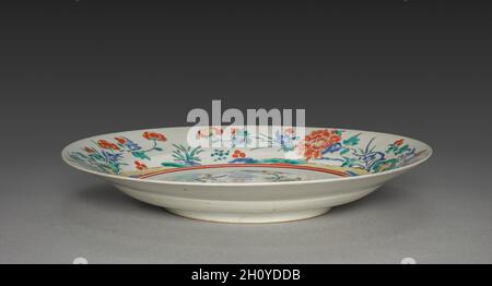 Gericht mit Vögeln und Blumen, Ende des 16. Jahrhunderts. Japan, Edo-Zeit (1615-1868). Porzellan mit überglasurfarbenem Emaille (Hizen-Geschirr, Typ Kakiemon); Durchmesser: 31.8 cm (12 1/2 in.); insgesamt: 5.1 cm (2 in.). Stockfoto