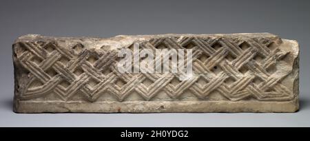 Fragment eines Panel, 700s-800s. Italien, Rom, Longobardic Stil, Migration, 8. bis 9. Jahrhundert. Marmor; gesamt: 97,5 x 25,7 cm (38 3/8 x 10 1/8 in.). Stockfoto