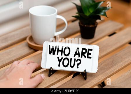 Textunterschrift, in der dargestellt wird, wer Sie fragen. Konzeptionelles Foto, das nach seiner Identität oder persönlichen Informationen fragt, sprach- und Videoanrufe Stockfoto