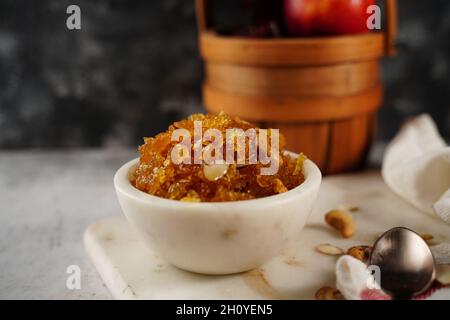 Hausgemachter Apfel Halwa oder Halva - Diwali Navratri Dessert, selektiver Fokus Stockfoto