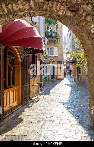 Budva, Montenegro - 17. September 2021: Mittelalterliche Straße in der Altstadt von Budva, Montenegro Stockfoto