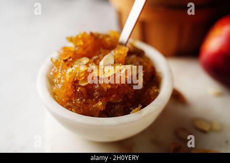 Hausgemachter Apfel Halwa oder Halva - Diwali Navratri Dessert, selektiver Fokus Stockfoto