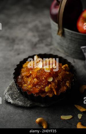 Hausgemachter Apfel Halwa oder Halva - Diwali Navratri Dessert, selektiver Fokus Stockfoto