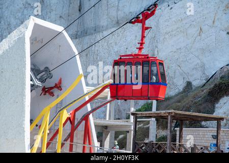 Seilbahn vom Fuß auf die Klippe in Rosh Hanikra - Beliebte touristische Website von Meeresgrotten und letzter Punkt der israelischen Seegrenze und Libanon. Mittelmeer, Israel . Hochwertige Fotos Stockfoto