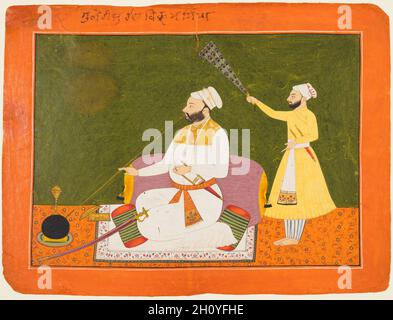 Raja Bikram Singh von Guler (r. 1661–75) Rauchen in Hookah, c. 1680. Nordindien, Himachal Pradesh, Pahari Königreich Chamba. Gummitemperatur und Gold auf Papier; Seite: 21.7 x 28.8 cm (8 9/16 x 11 5/16 Zoll); Bild: 17.2 x 24.4 cm (6 3/4 x 9 5/8 Zoll). Das Porträt von Raja Bikram Singh ist die früheste Darstellung eines Guler-Häupters und wurde in Chamba produziert, möglicherweise unter der Schirmherrschaft von Raja Chattar Singh (r. 1664–90). Das Gemälde trägt mehrere Merkmale der frühen Porträtmalerei in Chamba – eine gerade Hookah-Pfeife, gestreifte Hosen, große Bolster und die Sitzhaltung des raja. Stockfoto