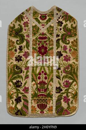 Chasuble, c 1600- 1700. Italien, Genua, 17. Jahrhundert. Gewebte mehrfarbige Seide und vergoldete Metallfäden, geschnittener und ungeschnittener Samt; insgesamt 106 x 68.3 cm (41 3/4 x 26 7/8 Zoll). Dieser üppige mehrfarbige Samt zeigt eine zentrale Vase mit üppiger Flora und exotischen Blättern, die geschwungene, blühende Wedel auf einem goldfarbenen Metallfaden flankieren. Das Muster wurde mit fünf Farben aus geschliffener und ungeschnittener (Schlaufen) Samtflor erstellt. Nur die Flor-Verformungen für den üppigen grünen Samt kommen über das gesamte Tuch vor, während jede zusätzliche Farbe in vertikalen Streifen erscheint – purpurrot, pfirsich, rosa und lila. Diese weithin gefeierten vel Stockfoto