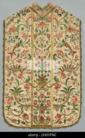 Chasuble, 1700. Italien, 18. Jahrhundert. Stickerei; Seide und Metallfäden; insgesamt: 114.6 x 70.5 cm (45 1/8 x 27 3/4 Zoll). Ein wunderschönes Design geht aus einer Vase in der Mitte dieses Chasubles hervor, die symmetrische Flora zeigt, die sich über gestickte Goldzöpfe zu anmutigen, geschwungenem Kartuschen erstreckt und zeitgenössische architektonische Dekoration widerspiegelt. Auch in der Mitte stellen Weizenscheiben und Trauben das Brot und den Wein der Messe dar. Goldpailletten in fadenumrissenen Quadraten veranschaulichen feine Verarbeitungsqualität. Stockfoto