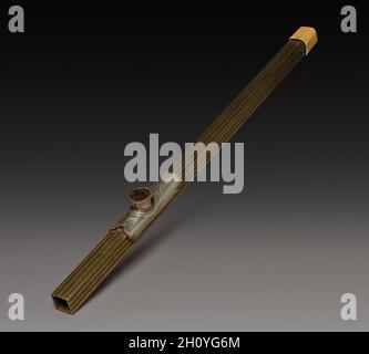 Opiumrohr, 1800. China, Qing-Dynastie (1644-1911). Messing, Elfenbein, Keramik und Kupfer; insgesamt 48.3 cm (19 in.). Stockfoto