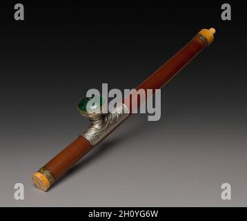 Opiumrohr, 1800. China, Qing-Dynastie (1644-1911). Holz mit Elfenbein- und Silberschmuck; insgesamt 55 cm (21 5/8 in.). Stockfoto