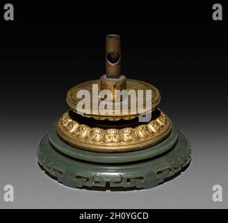 Zylinder (Sockel), 1800-1940. China, Qing-Dynastie (1644-1911) oder republikanische Periode (1912-49). Geschnitzte Jade und vergoldete Bronze; Sockel: 8.2 x 10.5 cm (3 1/4 x 4 1/8 Zoll). Stockfoto