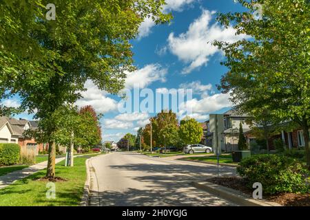 Straße ohne Transport am Wochenende unter einem blauen Himmel mit schönen Herbstwolken Stockfoto