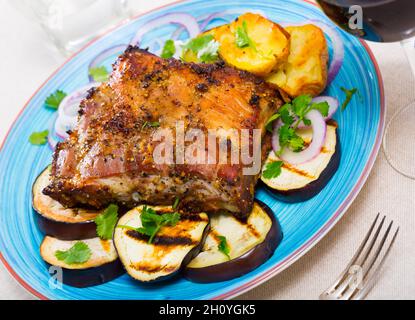 Gebratenes schweinefleisch carre mit Gemüse Stockfoto
