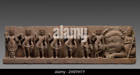Neun Himmelskörper (Navagraha), 700. Zentralindien. Sandstein; insgesamt: 44.4 x 158.6 x 18.2 cm (17 1/2 x 62 7/16 x 7 3/16 Zoll). In der Nähe von Tempeleingängen wurden die neun Himmelskörper in einer geordneten Reihe dargestellt, oft in figürlicher Form. Von links nach rechts sind es: Sonne mit einer hohen Krone und das Weibchen Dawn vor ihm. Die nächsten fünf Figuren sind nahezu identisch: Mond, Merkur, Venus, Mars und Jupiter. Als Zeichen des Untergangs wurde Saturn von einer Göttin verwundet, um ihn daran zu hindern, sich schnell zu bewegen, so dass er auf einem Bein steht. Der körperlose Kopf ist Rahu, die Eklipse, die den Mond schluckt, bis er sich verflüchert Stockfoto