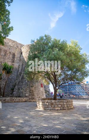 Budva, Montenegro - 17. September 2021: Mittelalterliche Straße in der Altstadt von Budva, Montenegro Stockfoto