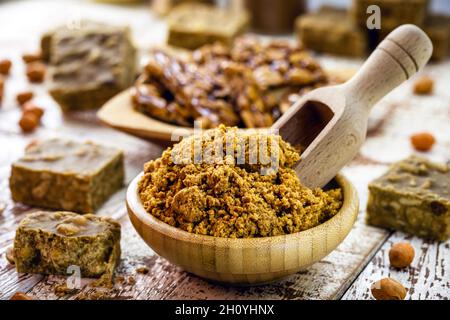 Peanut paçoca ist eine traditionelle brasilianische Süßspeise, die auf gemahlenen Erdnüssen, Maniokmehl und Zucker basiert. Stockfoto