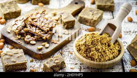 Peanut paçoca ist eine traditionelle brasilianische Süßspeise, die auf gemahlenen Erdnüssen, Maniokmehl und Zucker basiert. Stockfoto