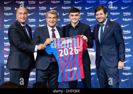 Barcelona, Spanien. Oktober 2021. SPANIEN-FUSSBALL-FC BARCELONA PEDRI VERTRAGSVERLÄNGERUNG. FC Barcelona Spieler (16) Pedri während seiner Vertragsverlängerung in Camp Nou, Barcelona, Spanien, am 15. Oktober 2021. © Joan Gosa 2021. Quelle: Joan Gosa Badia/Alamy Live News Stockfoto