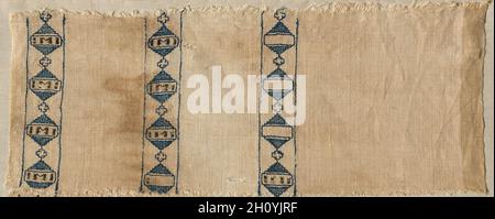 Zwei Fragmente einer Schal oder Kopfschmuck, 1300. Ägypten, Mamluk Zeitraum, aus dem 14. Jahrhundert. Seidenstickerei auf Leinen tabby Boden; gesamt: 10,5 x 27,4 cm (4 1/8 x 10 13/16 in.). Stockfoto