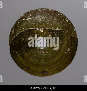 Spindel Wirtel, 700 s - 900 s. Iran, der frühen islamischen Zeit, 8., 9. und 10. Jahrhundert. Glas; gesamt: 0,7 x 2,6 x 2,6 cm (1/4 in. x 1. x 1 in.). Stockfoto