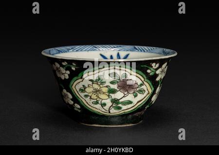 Cup, 1662-1722. China, Qing-Dynastie (1644-1911), Kangxi-Herrschaft (1662-1722). Porzellan; insgesamt: 4.1 cm (1 5/8 Zoll). Stockfoto