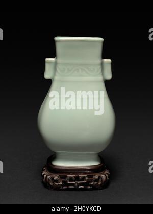 Vase in Form des archaischen Hu, 1736-95. China, Provinz Jiangxi, Brennöfen von Jingdezhen, Qing-Dynastie (1644-1911), Qianlong markieren und regieren (1736-95). Porzellan mit Seladonglasur; insgesamt: 12.6 x 7.8 x 6.8 cm (4 15/16 x 3 1/16 x 2 11/16 in.). Stockfoto