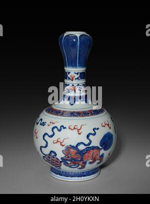 Flaschenförmige Vase, 1736–95. China, Qing-Dynastie (1644-1911), Qianlong-Herrschaft (1736-95). Porzellan mit Unterglasur; insgesamt 27.7 cm (10 7/8 in.). Stockfoto
