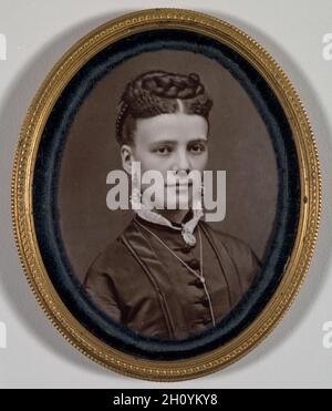 Ohne Titel (Porträt einer Frau), 1879. Etienne Carjat (Französisch, 1828-1906). Foto auf Emaille in kupferlegiertem Rahmen mit Samteinlage; insgesamt: 7.7 x 6.3 cm (3 1/16 x 2 1/2 Zoll). Der berühmte Pariser Porträtfotograf Etienne Carjat etablierte seinen Ruf durch Porträts von Prominenten, aber sein Hauptanliegen waren Bilder von Sittern der Mittel- und Oberschicht wie diesem Paar, vermutlich Ehemann und Ehefrau. Auf der Suche nach Bildern, die dauerhafter sind als die auf Papier, zahlten sie extra, um ihre Porträts auf Emaille vitrifiziert zu bekommen. Das Verfahren liefert detailreiche, langlebige Bilder, die wie frisch wirken Stockfoto