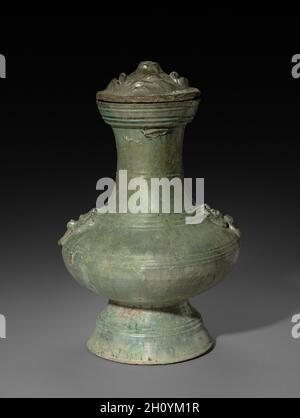 Gedeckter Krübel (Hu), 25-220. China, östliche Han-Dynastie (25–220 n. Chr.). Steingut mit Bleiglasur; insgesamt 47 cm (18 1/2 in.). Stockfoto