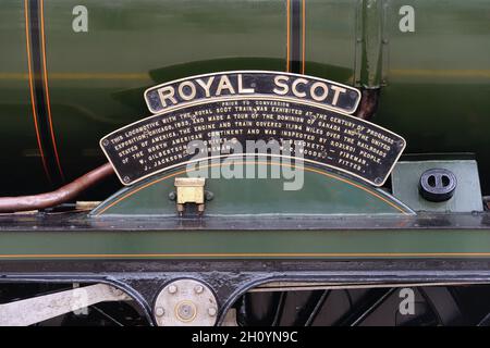 Das Typenschild und die Aufschrift auf der LMS Dampflokomotive Nr. 46100 Royal Scot. Stockfoto