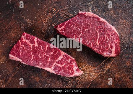 Roh Denver Steak Marmor Rindfleisch Fleisch. Dunkler Hintergrund. Draufsicht Stockfoto