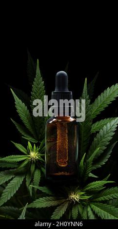 Glasflasche mit Cannabisöl und Marihuanapflanzen.psd Stockfoto