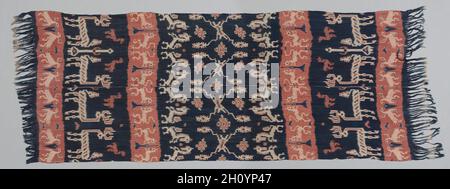 Hinggi, Ende 1800. Indonesien, Sumba, aus dem späten 19. Jahrhundert. Baumwolle, Ikat gefärbt; gesamt: 268,5 x 94 cm (105 11/16 x 37 in.). Stockfoto