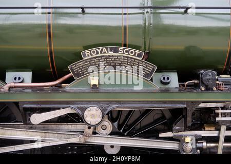 Das Typenschild und die Aufschrift auf der LMS Dampflokomotive Nr. 46100 Royal Scot. Stockfoto
