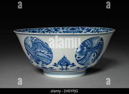 Schüssel, 1662-1722. China, Qing-Dynastie (1644-1911), Kangxi-Herrschaft (1661-1722). Porzellan; insgesamt: 45.2 cm (17 13/16 in.). Die apokryphe Inschrift in einem doppelten Kreis auf der Basis lautet: „Made in the Ming Dynastie, Jiajing Periode“, aber die Schale wurde während der Herrschaft des Qing-Imperators Kangxi hergestellt. Stockfoto