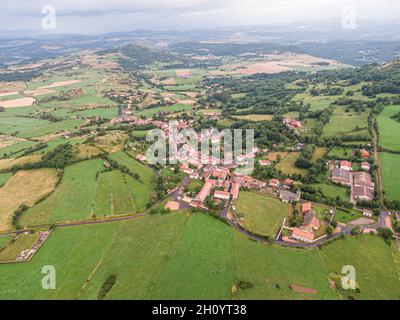Luftaufnahme auf Olloix, kleines französisches Dorf, Puy-de-Dome, Auvergne-rhone-alpes Stockfoto