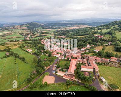 Luftaufnahme auf Olloix, kleines französisches Dorf, Puy-de-Dome, Auvergne-rhone-alpes Stockfoto