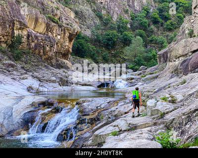 Nicht erkennbare Menschen, die in den Schluchten von Chassezac zum Canyoning gehen Stockfoto